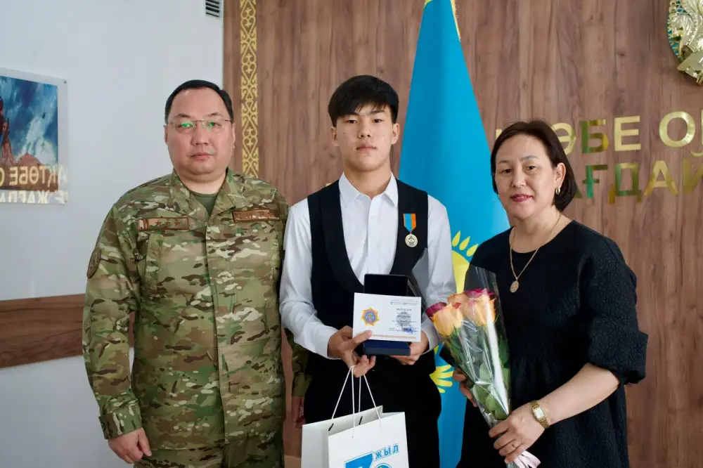 Герои под дождем: как два актюбинца спасли жизнь Астане