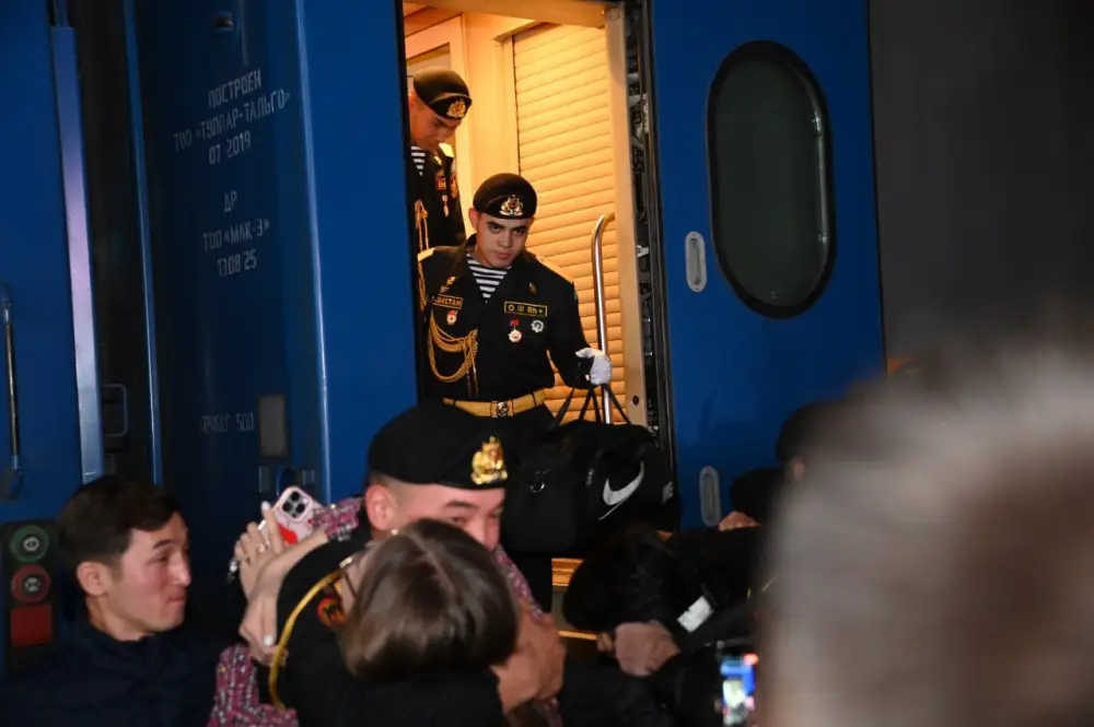 В Шымкенте торжественно встретили морских пехотинцев, служивших в Актау (2)