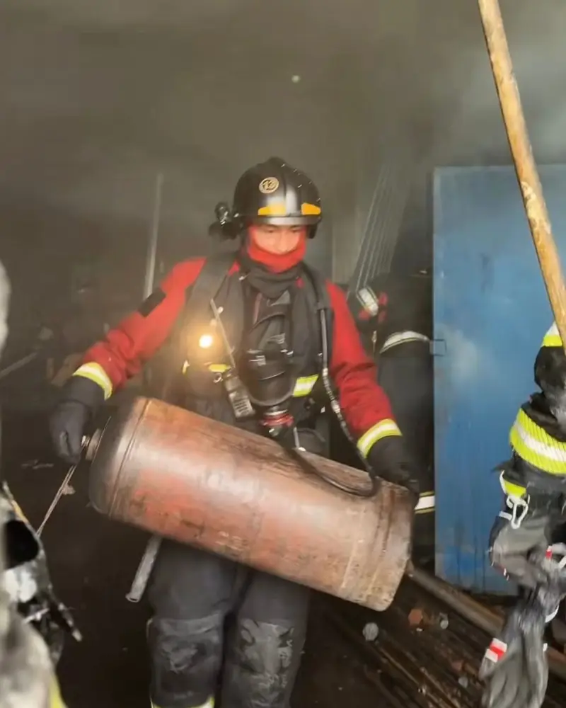 Спасатели МЧС Казахстана вынесли из пожаров более 400 газовых баллонов (2)