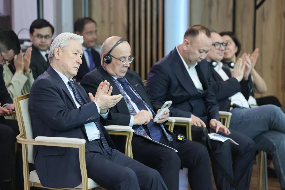 Аким области выступил с докладом на тему повышения качества местного управления (4)