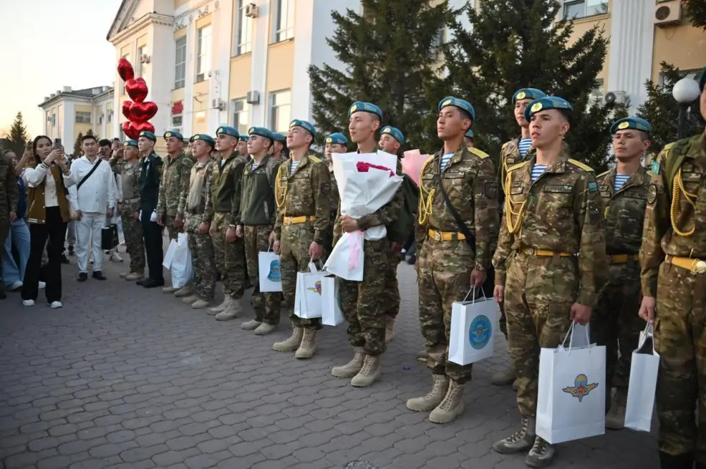 Исполнили долг перед Родиной: в Астане близкие торжественно встретили солдат (9)
