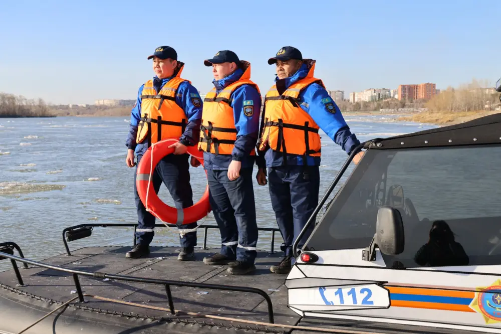 Спасатели МЧС усиливают безопасность на Иртыше (6)