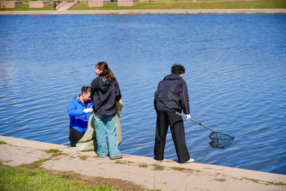 Уборка набережной Есиля: вклад 200 волонтеров в улучшение городской экологии Астане