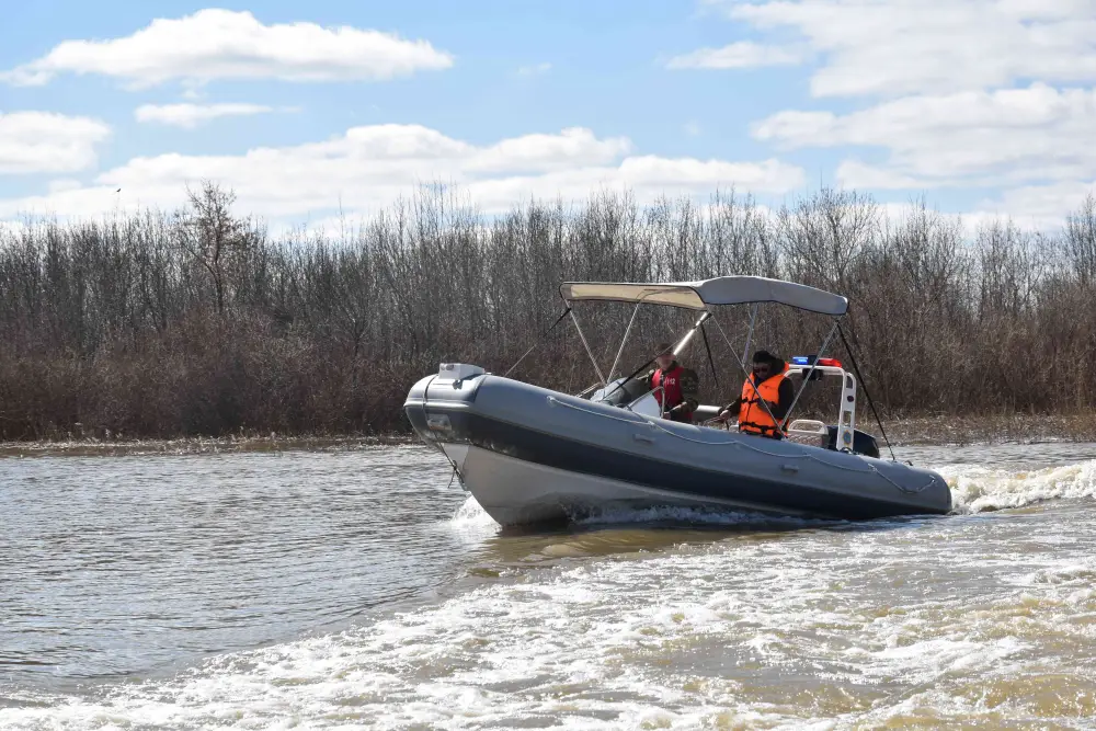 Спасатели МЧС проверили готовность плавсредств на реке Есиль (3)