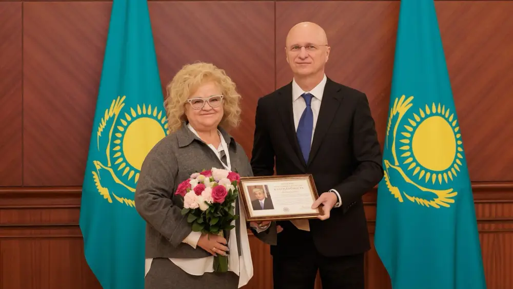 Первый заместитель Премьер-министра Роман Скляр вручил награды от имени Президента Казахстана сотрудникам государственных органов и представителям авиационной отрасли, принявших участие в эвакуации казахстанцев из стран Ближнего Востока (7)