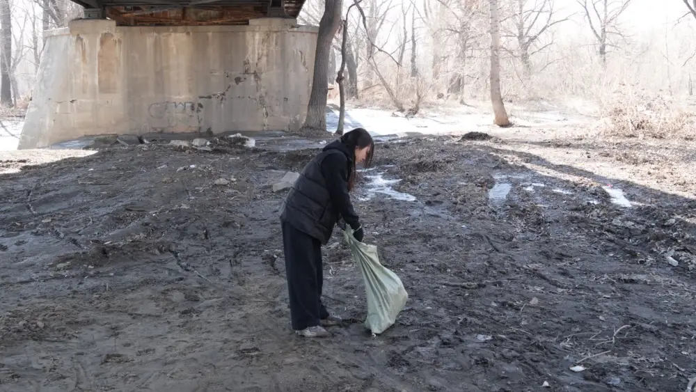 Таза Қазақстан: в Семее прошла акция по очистке острова Бейбітшілік (4)