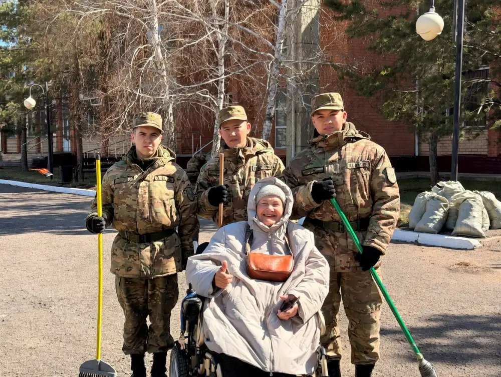 Военнослужащие Национальной гвардии провели экоакцию в Центре социального обслуживания «Шарапат» в Астане (5)