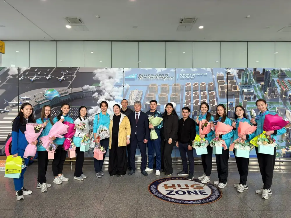 Столичные спортсменки, завоевавшие серебро на Кубке мира, вернулись на родину (5)