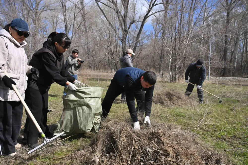 Аким области принял участие в общерегиональном субботнике (4)
