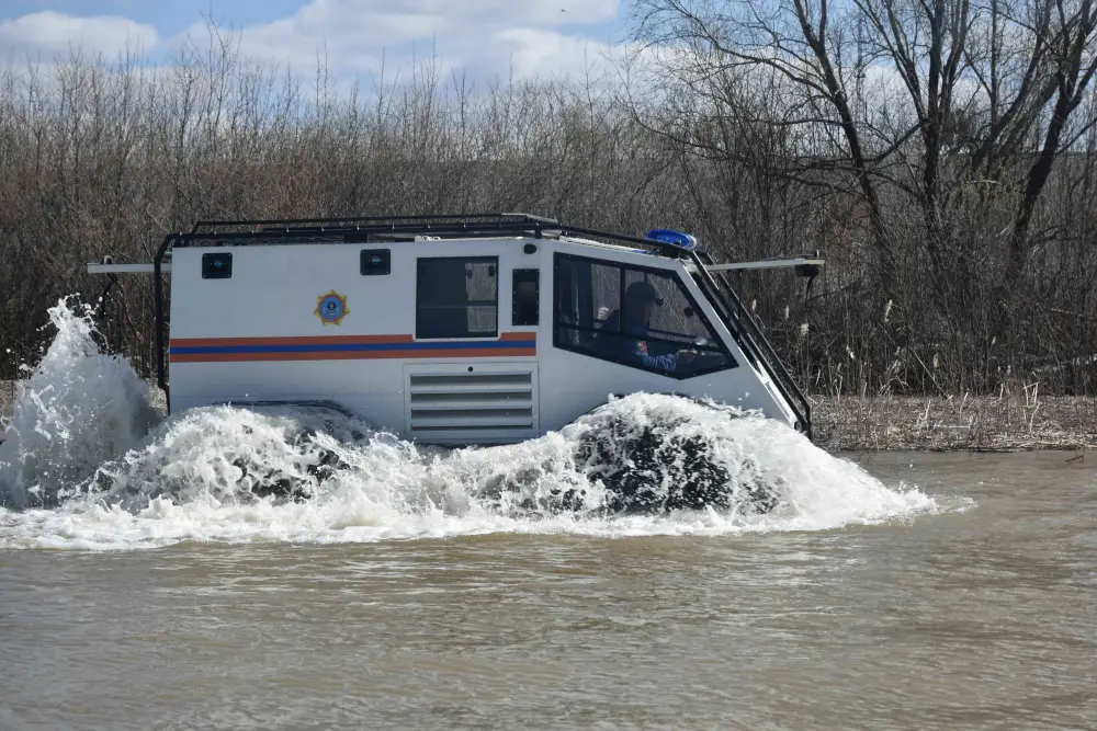 Спасатели МЧС проверили готовность плавсредств на реке Есиль (5)