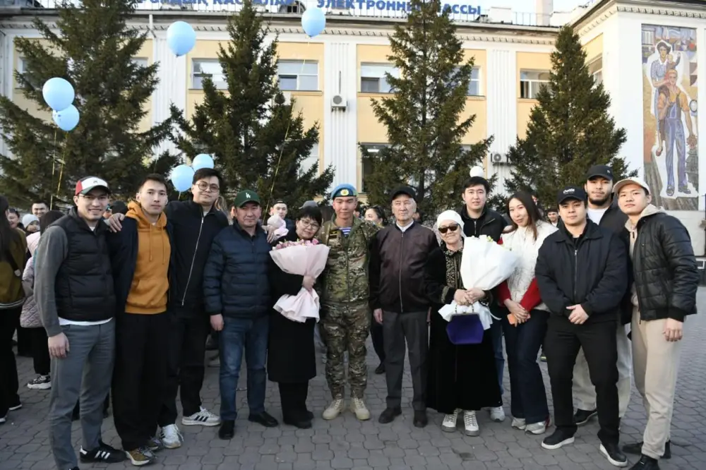 На столичном вокзале родные и близкие торжественно встретили солдат, вернувшихся из армии (8)