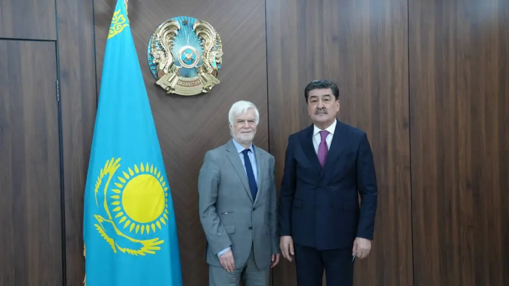 В рамках RES-2026 состоялась двусторонняя встреча Министра экологии и природных ресурсов Республики Казахстан Е. Нысанбаева с Председателем Межправительственной группы экспертов по изменению климата (МГЭИК) Джимом Скеа (5)