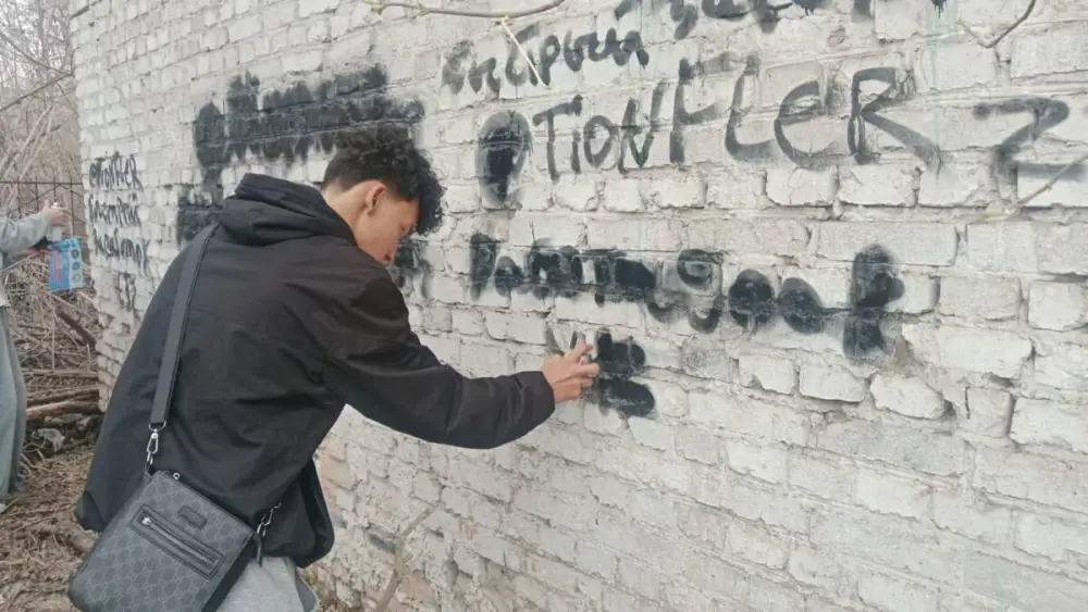 Караганда очищает свои улицы: более 2000 наркограффити стерты в совместной борьбе за чистоту города Астане