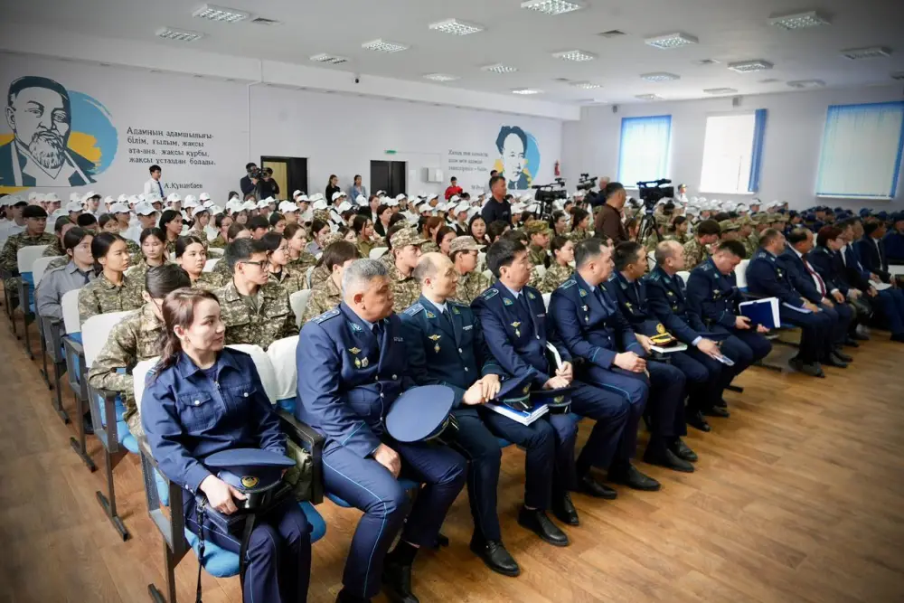 БЕЗОПАСНАЯ ШКОЛА: В ШЫМКЕНТЕ 500 ШКОЛЬНИКОВ ВСТРЕТИЛИСЬ С ГЛАВОЙ ПОЛИЦИИ (7)