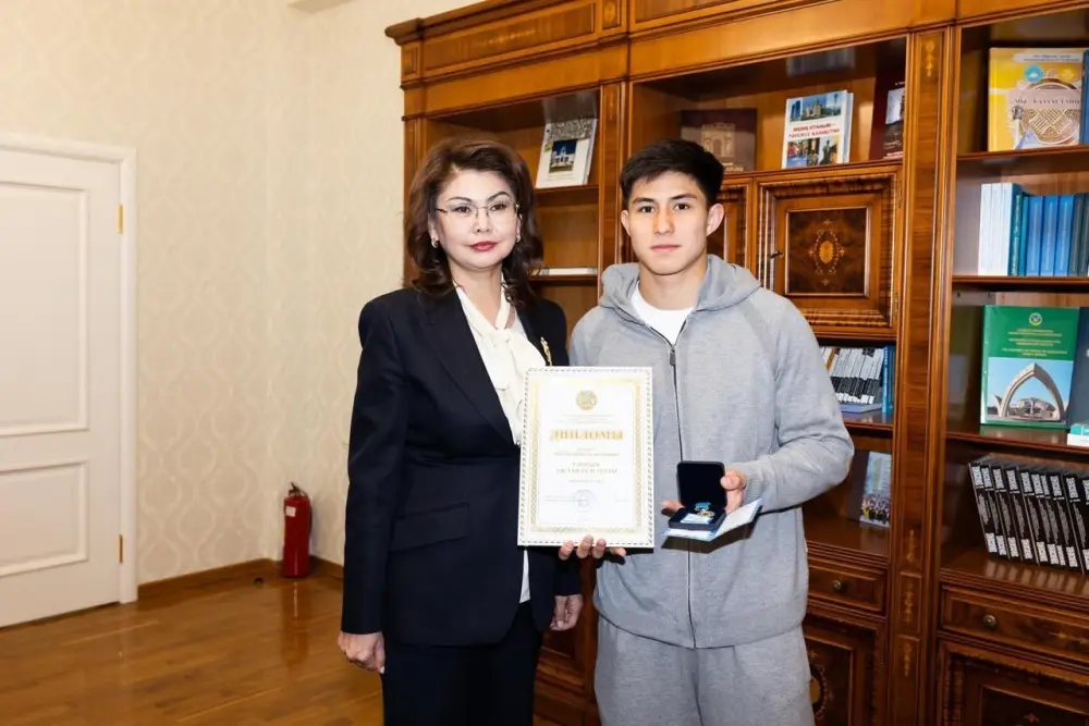 Аида Балаева вручила нападающему ФК«Кайрат» Дастану Сатпаеву государственную молодежную премию «Дарын» (2)