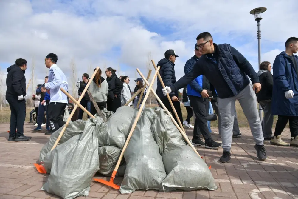 Около 30 тыс. человек и 100 тонн мусора: в Астане прошла масштабная экоакция «Таза қала» (4)