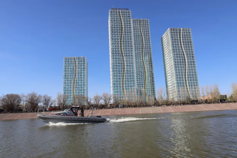 Безопасность на Есиле обеспечивают столичные спасатели (2)