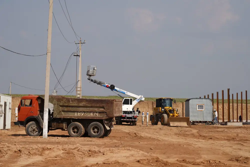 ТУРКЕСТАН: В САРЫАГАШЕ АКТИВНЫМИ ТЕМПАМИ ИДЕТ СТРОИТЕЛЬСТВО ИНДУСТРИАЛЬНОГО ПАРКА (3)