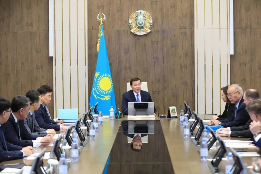 Аким региона обсудил с сенаторами развитие экономики и бюджетный потенциал (10)