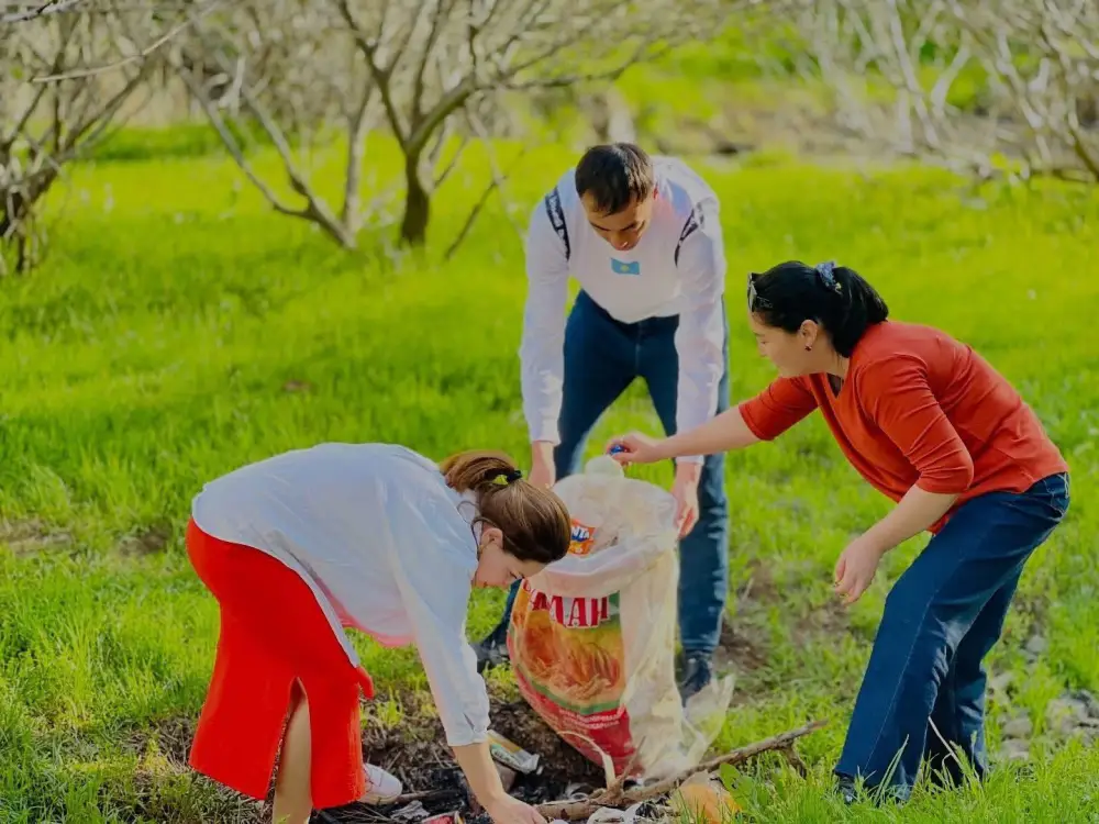 Участие молодежи Казыгурта в экологической акции: восстановление связи с природой и патриотизм Астане