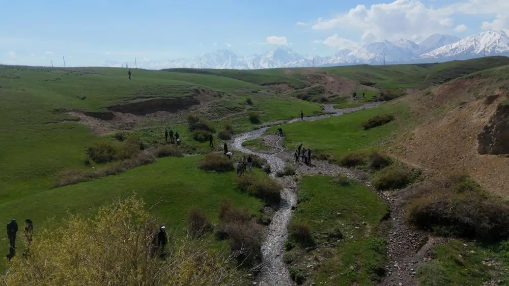 Аксакалы села Алатау организовали и провели очистку родника с участием местной молодежи в рамках экологической акции «Мөлдір бұлақ» (6)