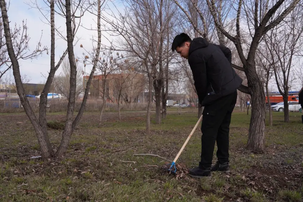 Студенты столичного вуза приняли участие в субботнике (2)