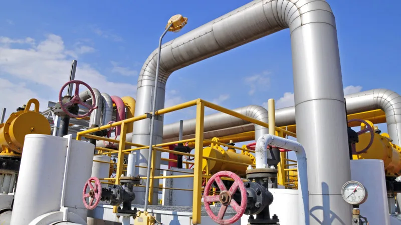 Казахстан перенаправляет нефть: экспорт через 'Дружбу' приостановлен Астане