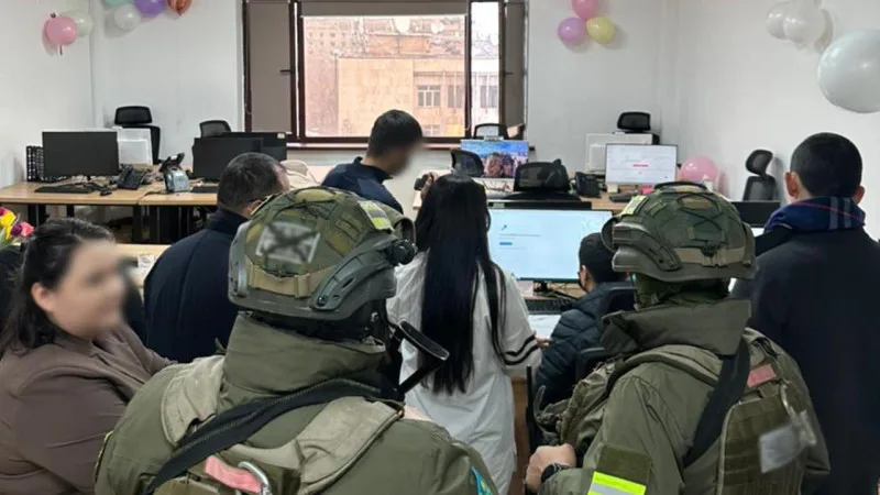 Сотрудники Комитета национальной безопасности (КНБ) Казахстана провели операции в Астане и Алматы, в ходе которых была выявлена преступная группа, подозреваемая в незаконном сборе и распространении данных казахстанцев. Астане