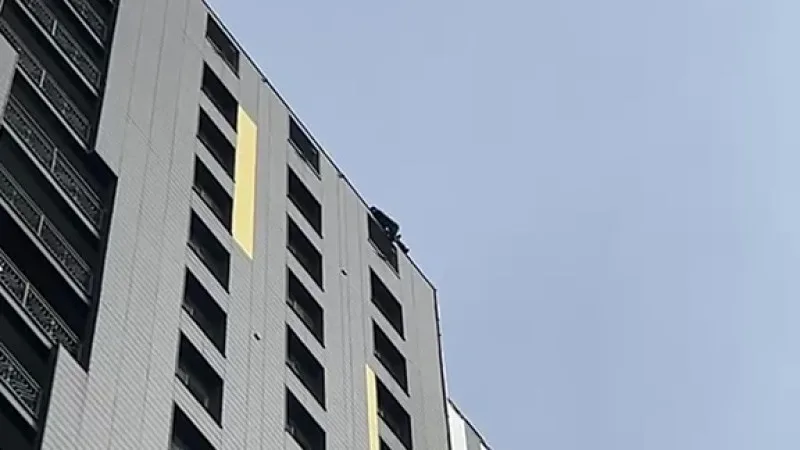 Трагедия в Астане: мужчина забрался на крышу ЖК 'Коркем-3', где в недавнем пожаре погибли трое детей Астане