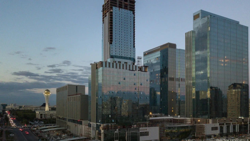 Флиппинг — это стратегия быстрой перепродажи жилья, которая стала популярной в Казахстане. Флипперы зарабатывают на покупке дешёвых квартир, которые затем ремонтируют и продают по более высокой цене. Это явление пришло в Казахстан из других стран, где фли Астане