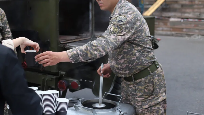 В этом году в Казахстане не будет традиционного парада в честь Дня Победы 9 мая. Заместитель министра обороны Аскар Мустабеков сообщил, что вместо парада запланированы другие мероприятия. 7 мая, в День защитника Отечества, также не будет массовых торжеств Астане