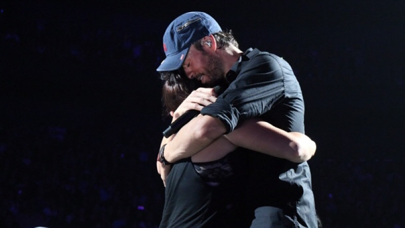 Заголовок: "Поцелуи Энрике Иглесиаса: Заместитель министра культуры Казахстана прокомментировал элементы шоу на сцене"

На недавнем концерте Энрике Иглесиаса в Казахстане внимание зрителей привлекли его поцелуи с фанатками. Это событие вызвало широкий общ Астане