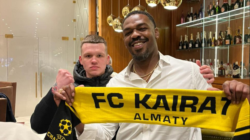 Казахстанец подарил шарф Джону Джонсу, и легенда UFC 'проверила' его стойкость ударом в печень Астане