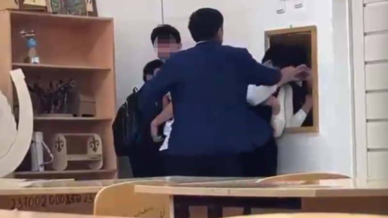 Учитель уволен: пощёчина и крики в классе Астаны Астане