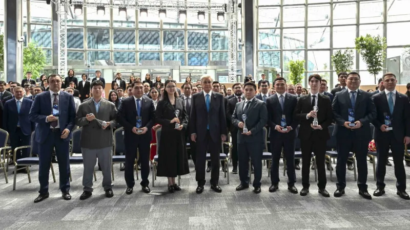 Токаев поддержал молодые ИИ-инициативы на церемонии в Алматы Астане