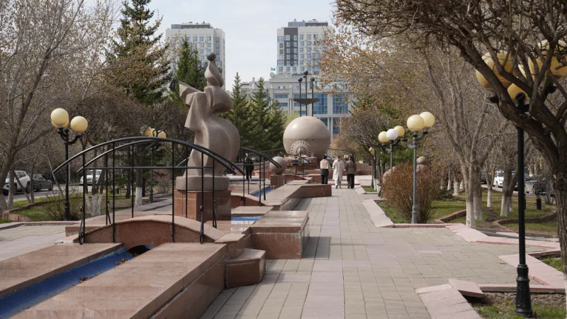 Разбитая плитка и торчащие провода - как выглядит аллея в центре Астаны Астане