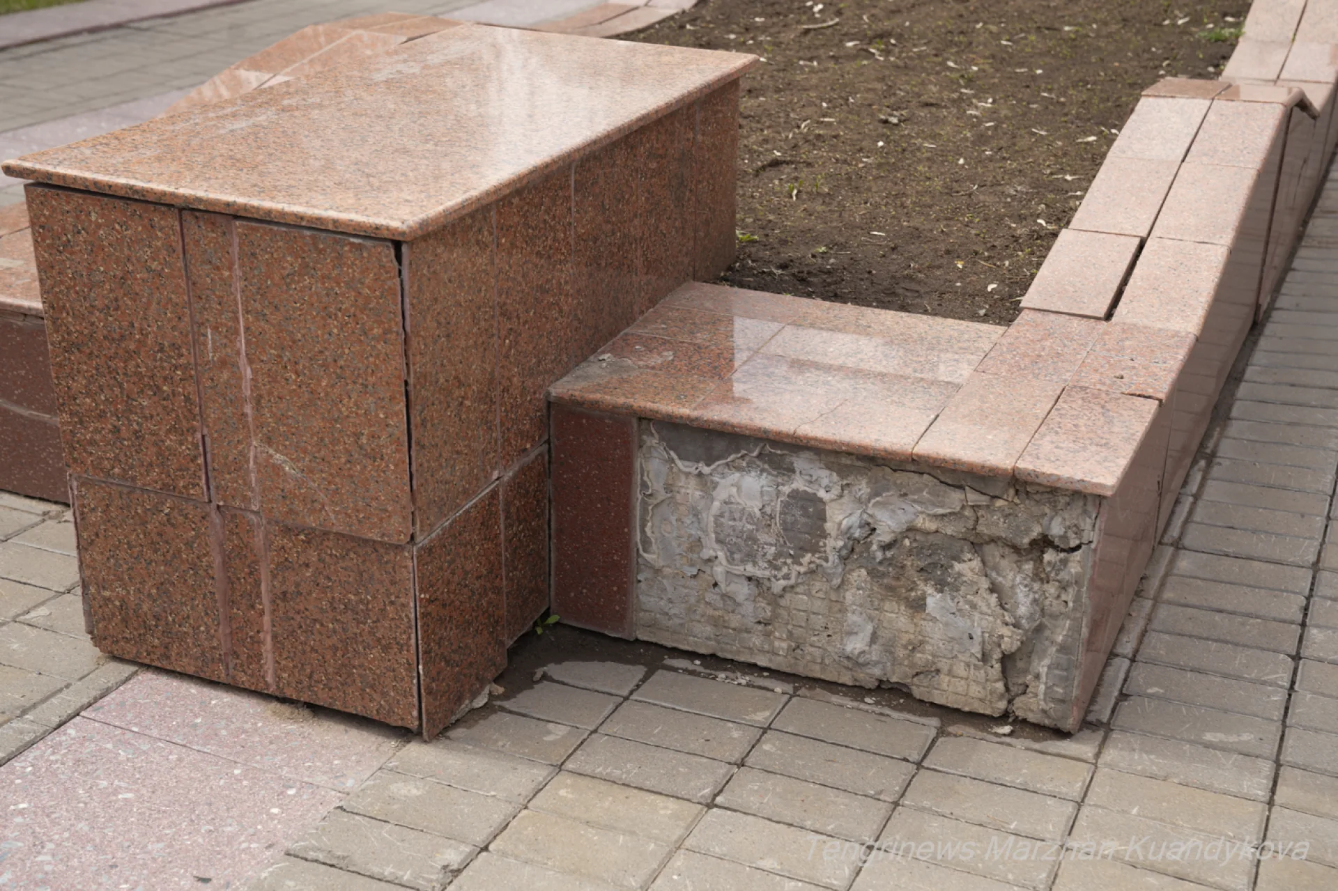 отвалившаяся плитка