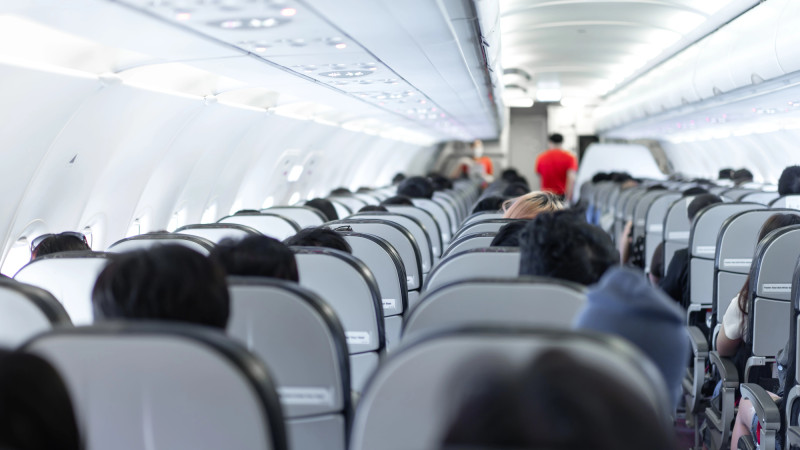 Четыре врача объединили усилия, чтобы спасти пассажира на рейсе из Актау в Астану Астане