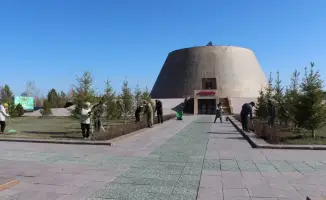 Сотрудники музеев Астаны убрали город в субботник