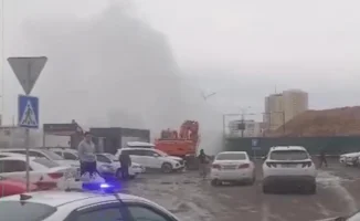 В Астане экскаватор повредил трубу, вызвав 10-метровый фонтан кипятка в районе строительного рынка 'Эталон'.