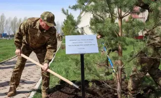 Военные Казахстана участвуют в акции «Таза Қазақстан», высаживая деревья и очищая территорию