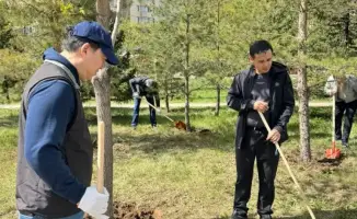Сотрудники МСХ РК: вместе мы очищаем город, как садоводы — свою землю