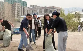 Культурные деятели Алматы чистят город вместе