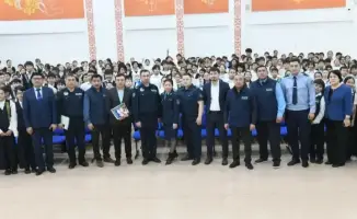 В Астане полицейские провели урок по правилам дорожного движения для школьников