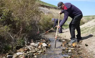 В Алатау прошла акция по очистке родника с участием местной молодежи