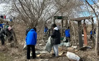 Уборка на набережной Есиля: молодежь столицы способствует формированию новой экологической культуры