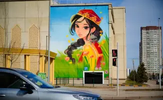 Мурал весеннего обновления и культурной идентичности в Астане