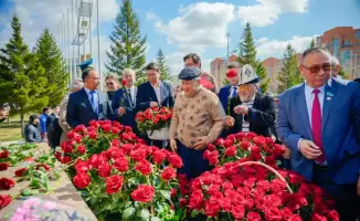 Церемония возложения цветов к памятнику Канышу Сатпаеву в Астане в честь Дня работников науки