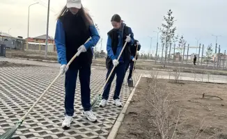 Гимнастки убирают город: экология в их руках!