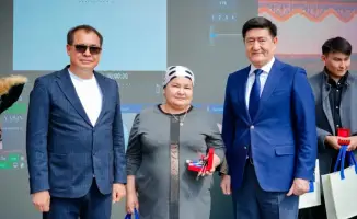 Семьи из Астаны отмечают получение ключей от квартир в жилом комплексе Yasin после длительных ожиданий